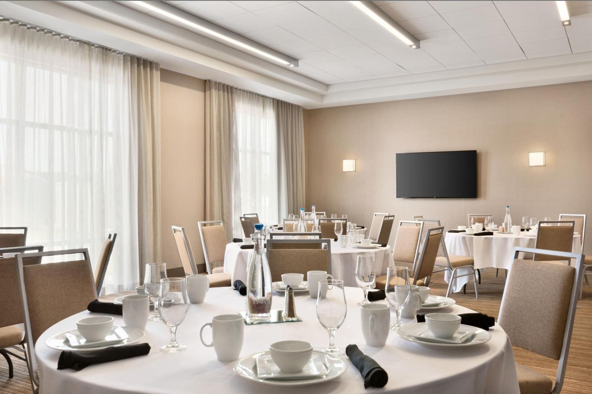 Four Points By Sheraton Fargo Medical Center Экстерьер фото