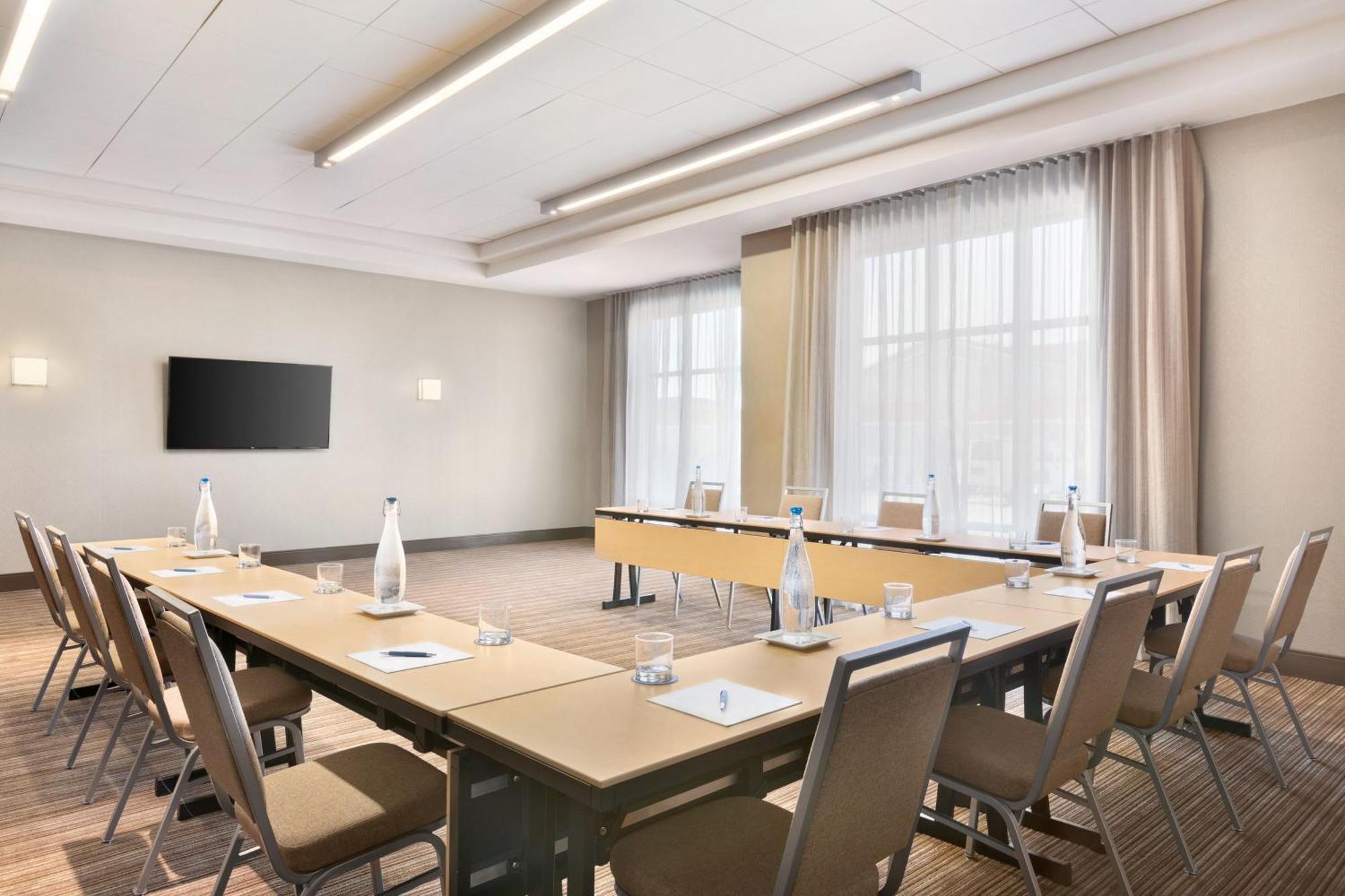Four Points By Sheraton Fargo Medical Center Экстерьер фото
